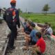 Petugas KAI Sumbar larang ngabuburit di rel kereta. (dok. Humas KAI)