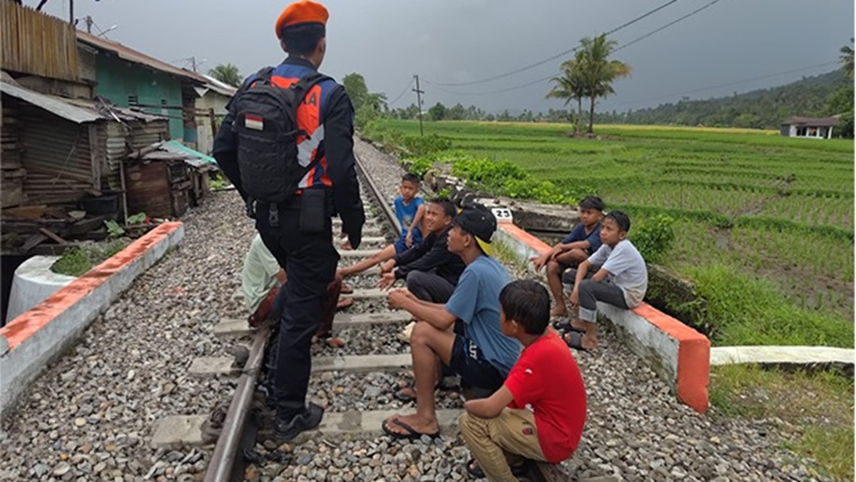 Petugas KAI Sumbar larang ngabuburit di rel kereta. (dok. Humas KAI)