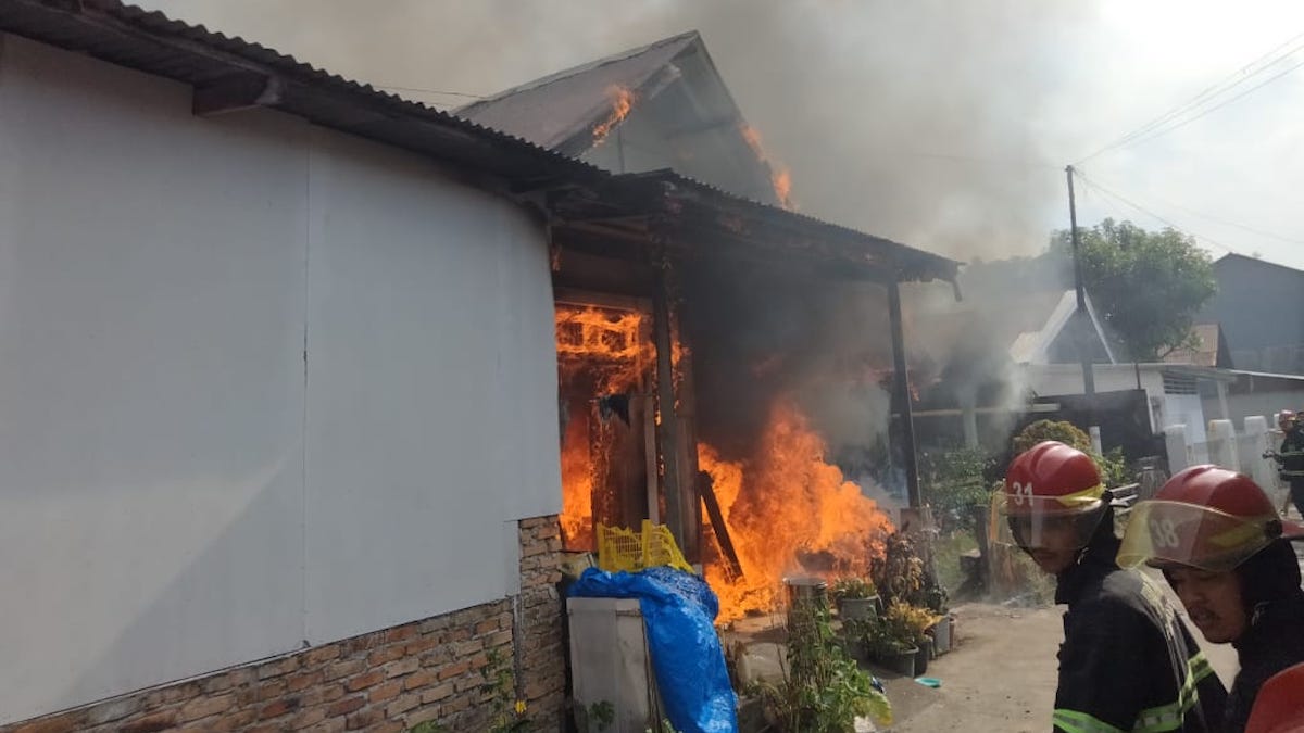 Petugas Damkar padamkan api kebakaran pada dua rumah di kawasan Seberang Padang. (dok. istimewa)