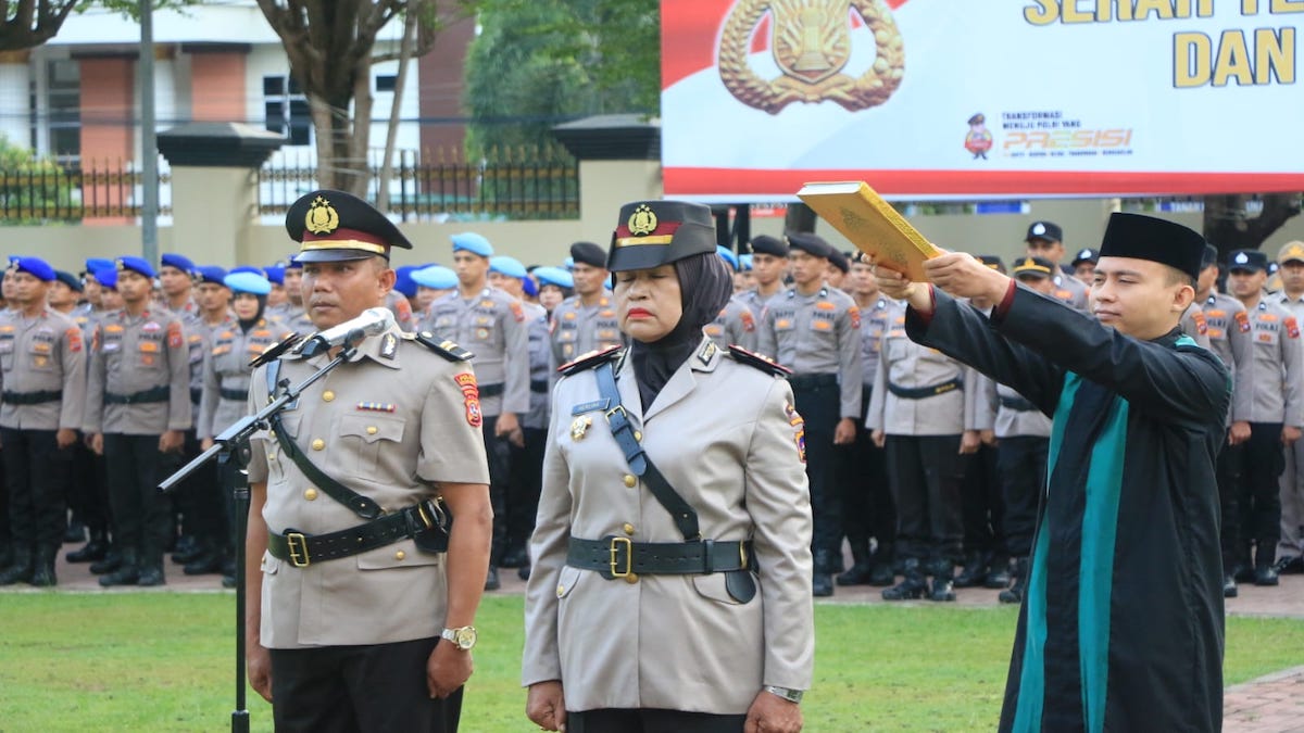 Kapolda Sumbar Irjen Pol Tri Suryanta melakukan sertijab terhadap Kapolsek Sipora. (dok. Bidhumas)