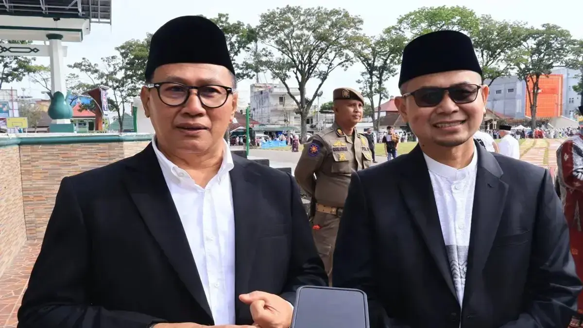 Wali Kota Bukittinggi, Provinsi Sumatera Barat (Sumbar), Ramlan Nurmatias (kiri) bersama Wakil Wali Kota Bukittinggi Ibnu Asis (kanan) saat diwawancarai di Kota Bukittinggi, Senin (31/3/2025). (ANTARA/Muhammad Zulfikar)