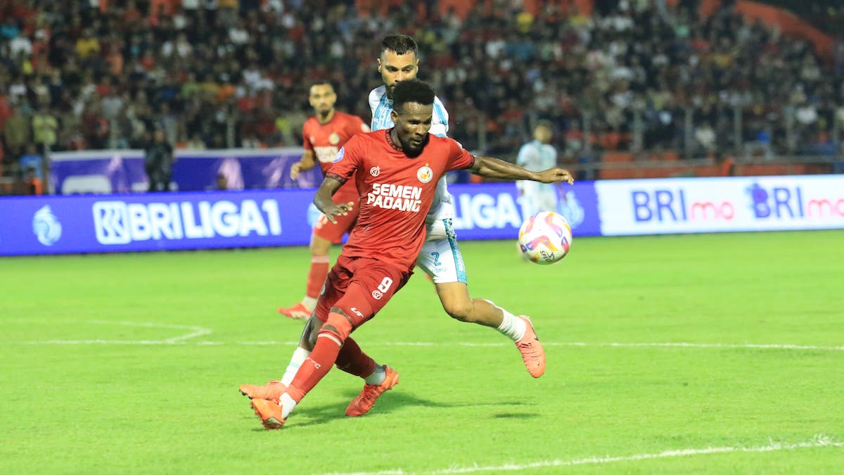 Cornelius Steward saat melewati pemain belakang PSBS Biak. (dok. MO SPFC)