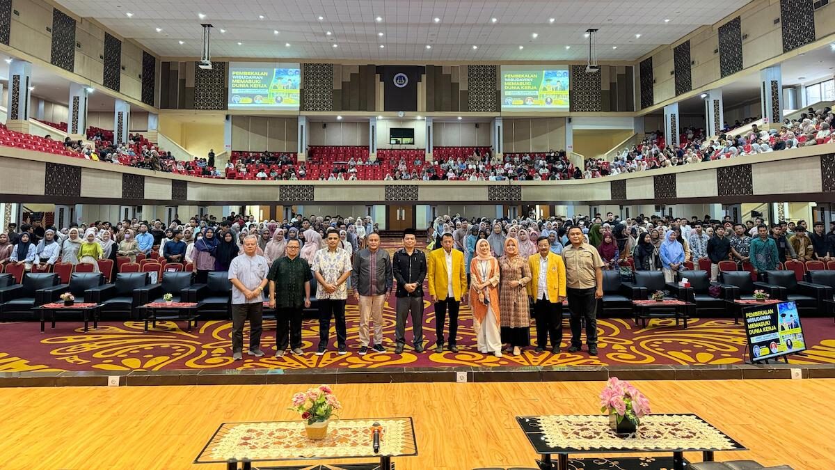 Dirkeu Semen Padang beri pembekalan untuk calon wisudawan UNP. (dok. Humas)