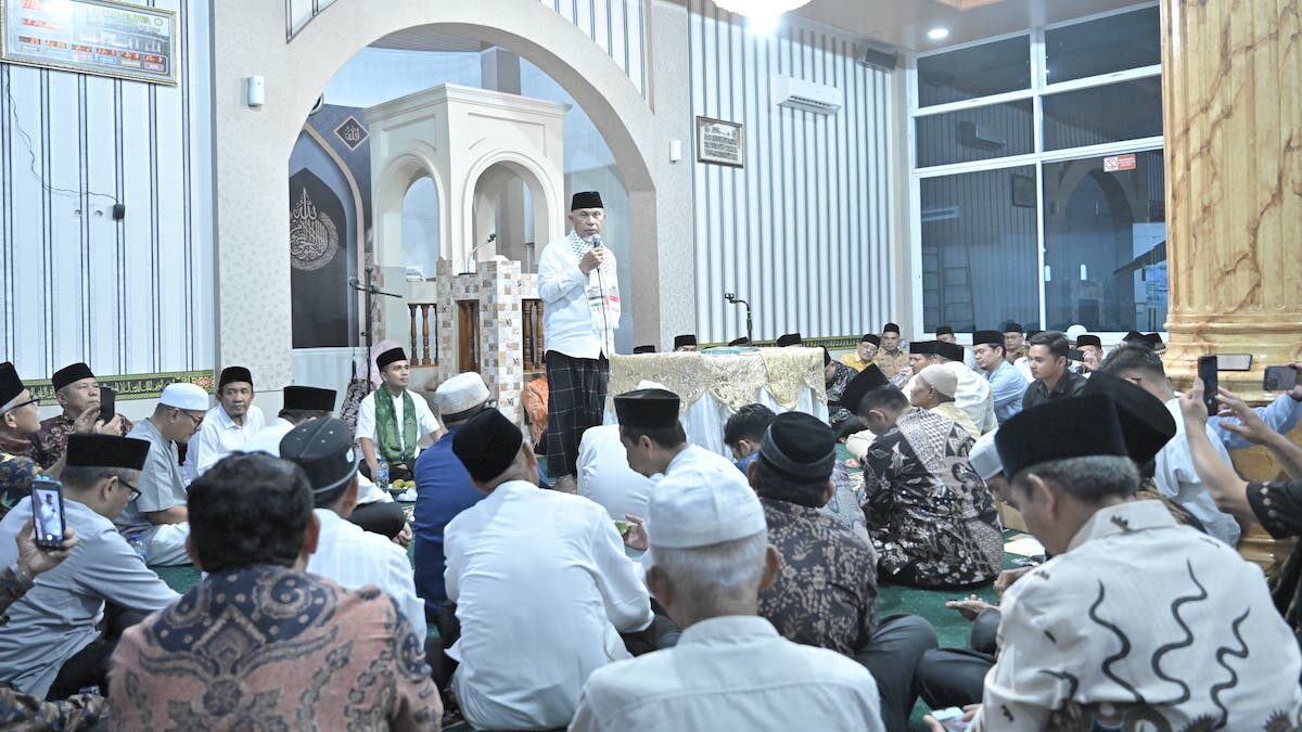 Gubernur Mahyeldi beri arahan pada masyarakat saat Safari Ramadhan ke Agam. (dok. adpsb)