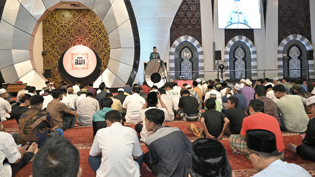 Gubernur Mahyeldi beri sambutan saat tarawih di Masjid Syekh Ahmad Khatib Al Minangkabawi. (dok. adpsb)
