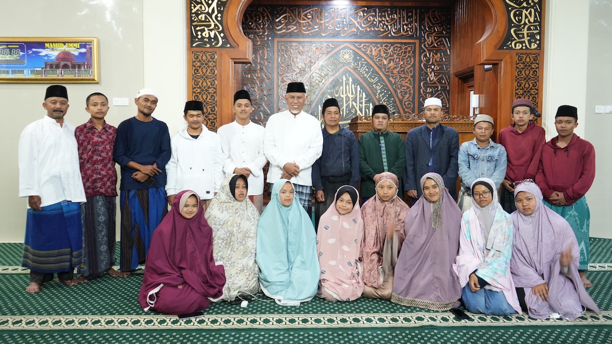 Gubernur Mahyeldi bersama dengan pengurus dan remaja Masjid Ummy. (dok. adpsb)