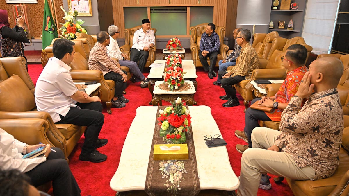 Gubernur Mahyeldi bertemu dengan jajaran PT Garam. (dok. adpsb)