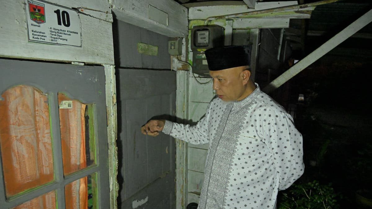 Momen saat Gubernur Mahyeldi datang ke rumah warga untuk singgah sahur. (dok. adpsb)