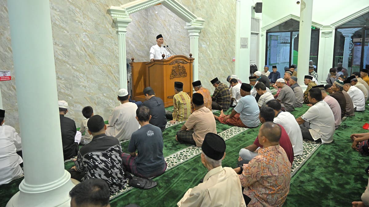 Gubernur Mahyeldi jadi penceramah di Masjid Al Muhajirin Tabing. (dok. adpsb)