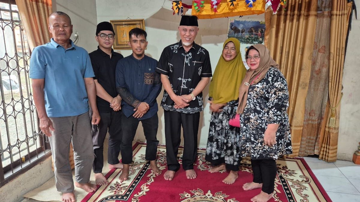 Gubernur Mahyeldi melayat ke rumah pemilik Yoesani Shoes. (dok. adpsb)