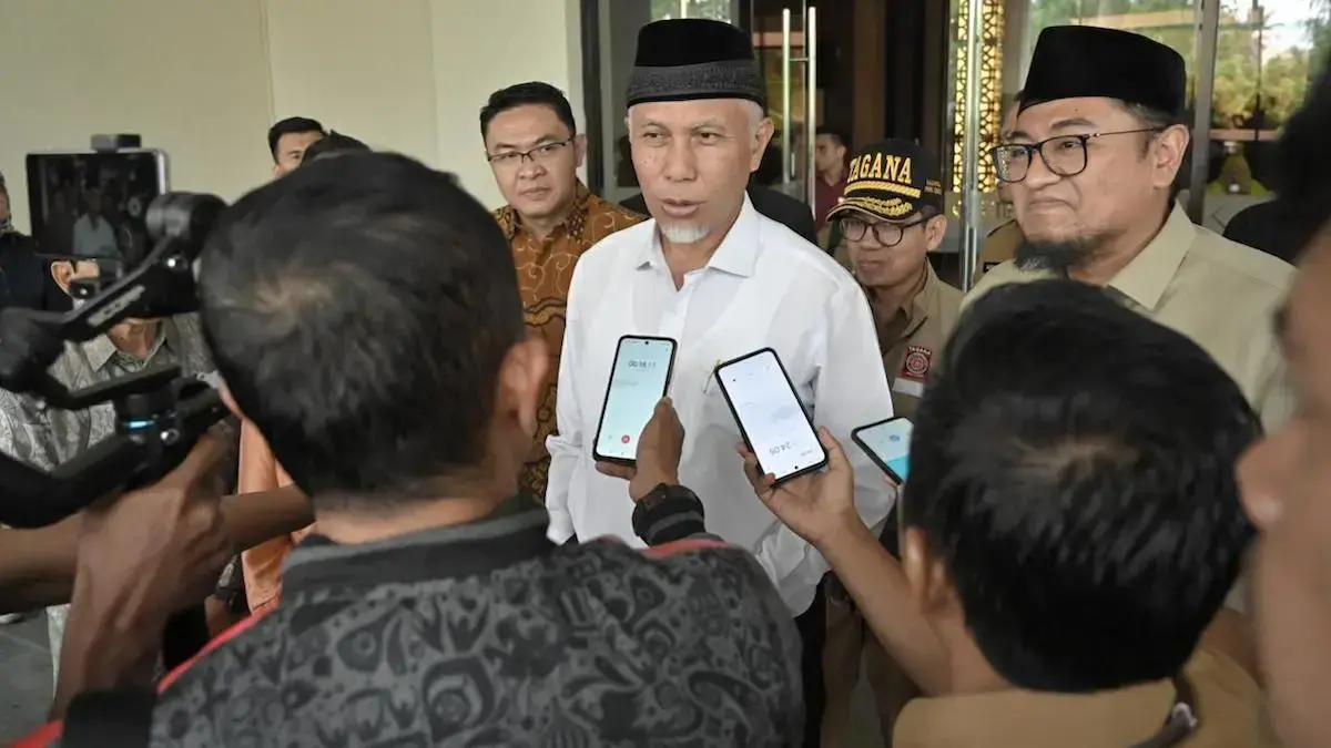 Gubernur Mahyeldi saat diwawancarai Tim Humas dan awak media. (dok. adpsb)