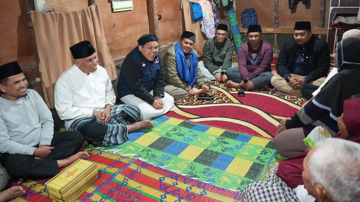Gubernur Mahyeldi singgah sahur di rumah warga. (dok. adpsb)