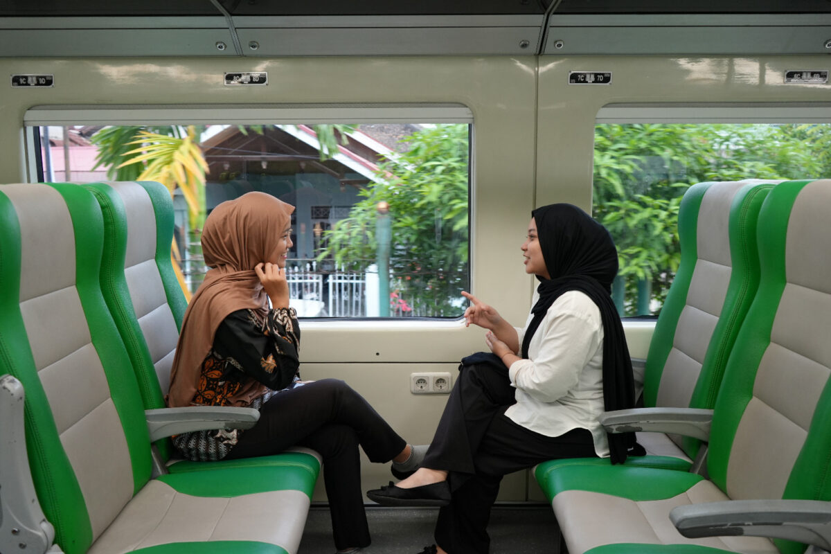 Dua penumpang di Kereta Api Bandara duduk berdasarkan nomor tiket. (dok. Humas KAI)