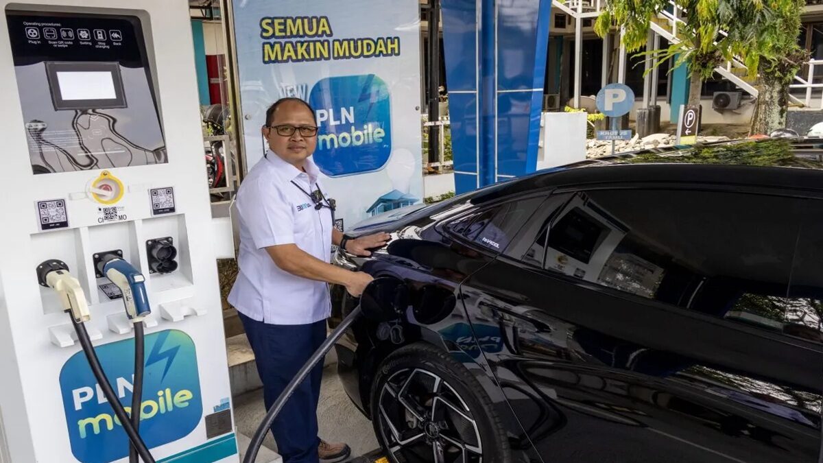 General Manager PLN UID Sumbar Ajrun Karim melakukan pengisian daya kendaraan listrik di SPKLU di Padang, Senin (10/3/20250. (ANTARA/Muhammad Zulfikar)