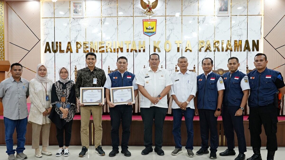 KAI Divre II Sumbar terima penghargaan dari Pemko Pariaman. (dok. Humas KAI)