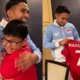 Marselino Ferdinand antarkan langsung jersey untuk Kenneth. (dok. istimewa)