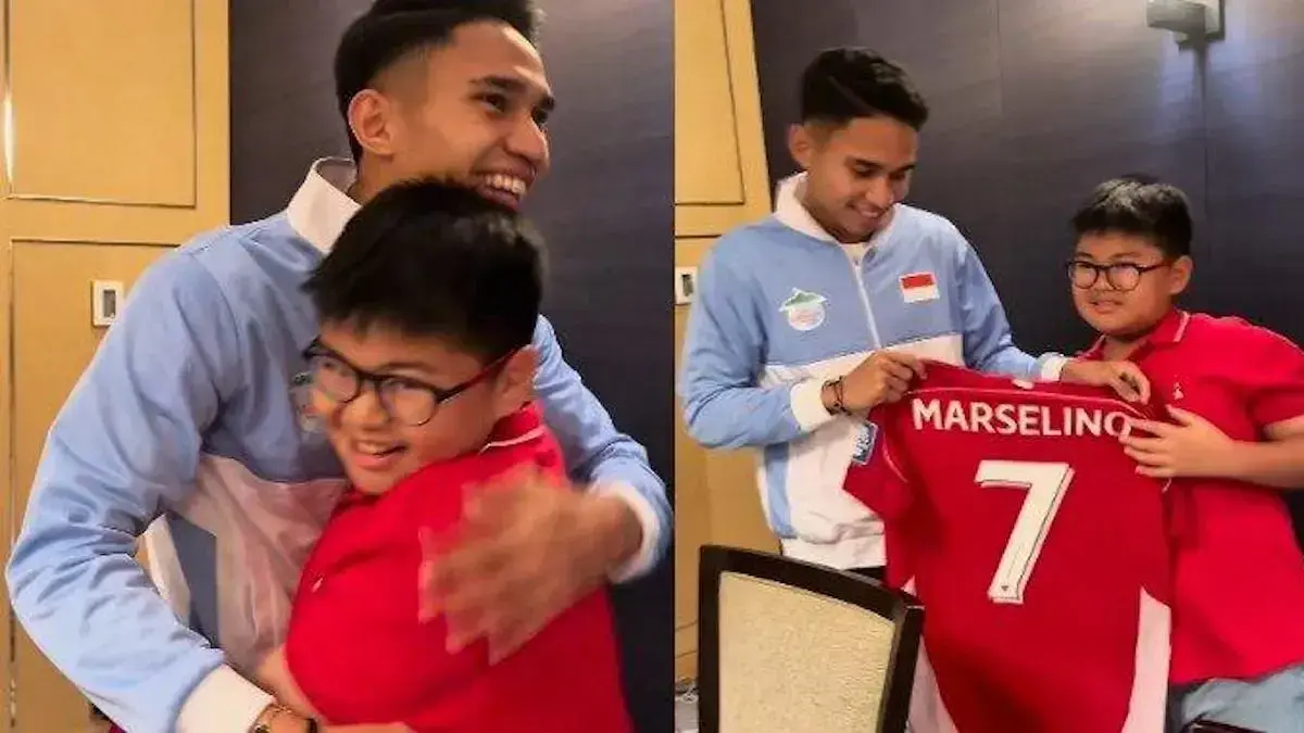 Marselino Ferdinand antarkan langsung jersey untuk Kenneth. (dok. istimewa)