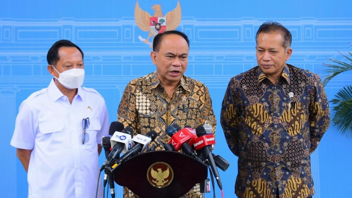 Menteri Koperasi Budi Arie didampingi Mendagri beri keterangan pers terkait Koperasi Desa Merah Putih. (dok. PCO RI)