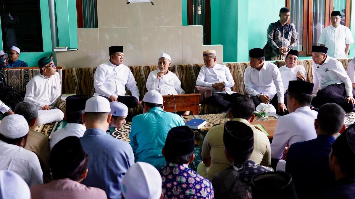 Menteri Nusron bersama warga NU dan Muhammadiyah saat penyerahan sertipikat tanah wakaf di Yogyakarta. (dok. ATR/BPN)