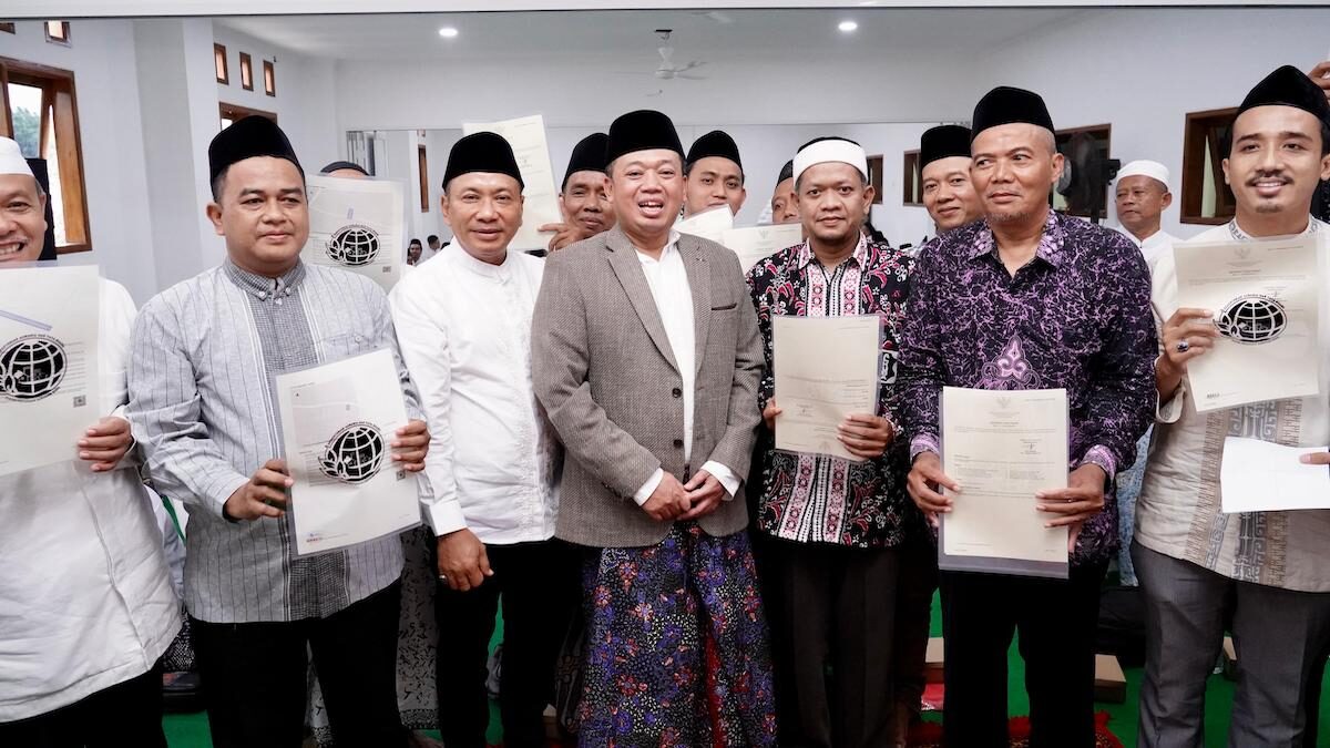 Menteri Nusron serahkan sertipikat redistribusi tanah di Kudus. (dok. ATR/BPN)