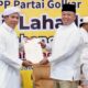 Menteri Nusron serahkan sertipikat tanah wakaf untuk pesantren di Pasuruan. (dok. ATR/BPN)