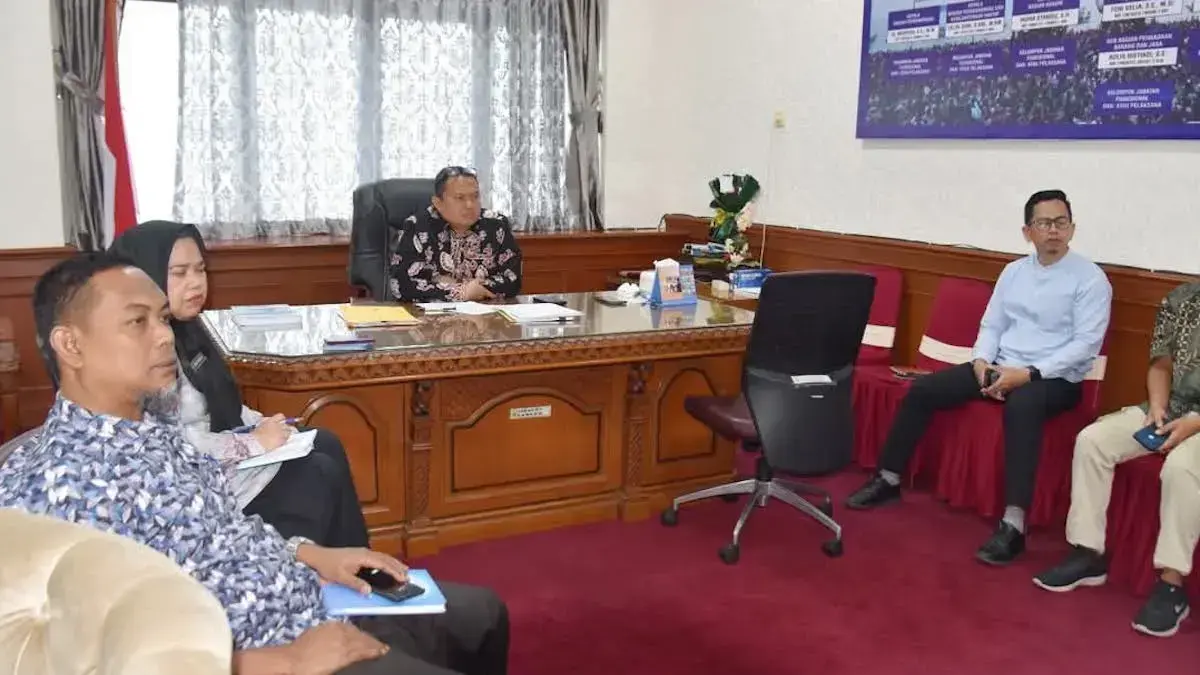 Pj Sekdako Pariaman Mursalim bersama jajaran tengah mengikuti zoom meeting terkait SK PPPK. (dok. MC Pariaman)