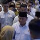 Presiden Prabowo dikerubungi para guru saat peluncuran mekanisme baru penyaluran tunjangan guru ASN daerah di kantor Kemendikdasmen, Jakarta, Kamis (13/3/2025). (Foto: Laily Rachev - Biro Pers Sekretariat Presiden)