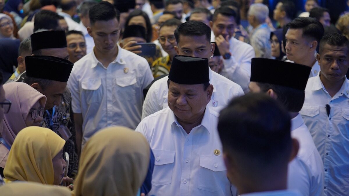 Presiden Prabowo dikerubungi para guru saat peluncuran mekanisme baru penyaluran tunjangan guru ASN daerah di kantor Kemendikdasmen, Jakarta, Kamis (13/3/2025). (Foto: Laily Rachev - Biro Pers Sekretariat Presiden)