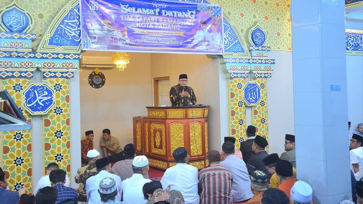 Safari Ramadhan Sekdako Andree Algamar ke masjid di Parupuk Tabing, Kecamatan Koto Tangah. (dok. Prokopim)