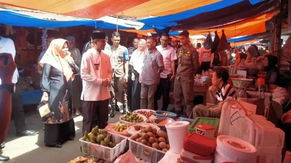 Wakil Wali Kota Bukittinggi, Ibnu Asis memimpin monitoring ketersediaan pangan menjelang Idul Fitri (Antara/Al Fatah)