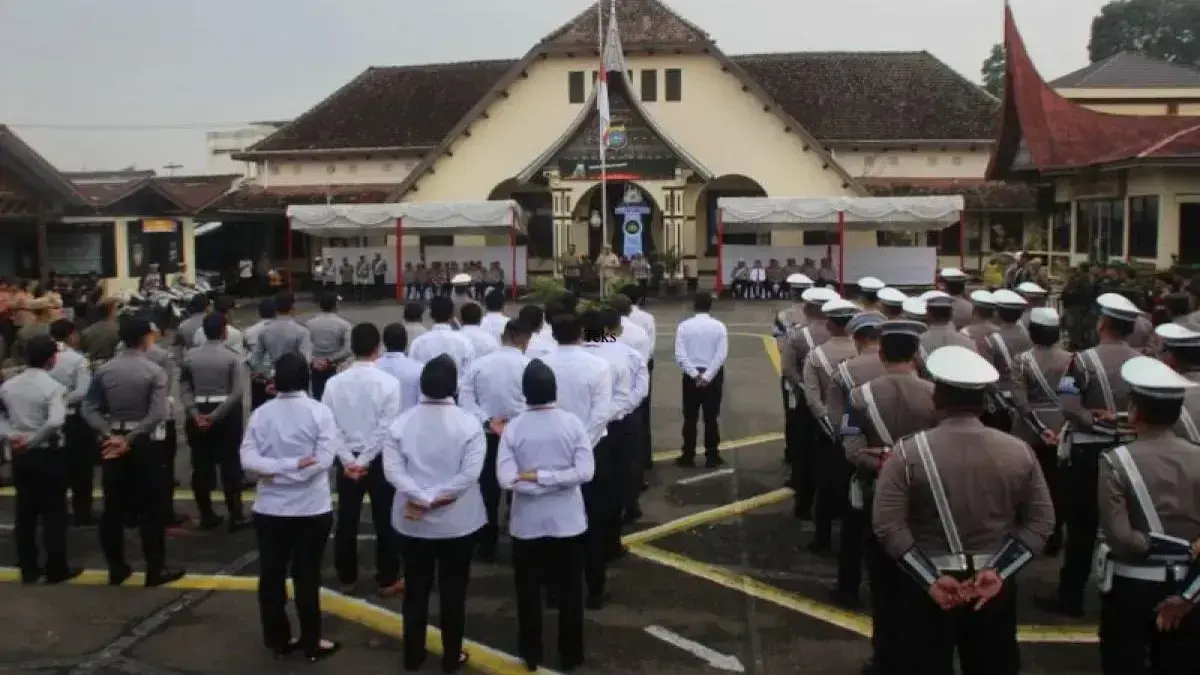 Personel Polresta Bukittinggi saat gelar pasukan pengawalan arus mudik selama Lebaran 2025. Kepolisian mendirikan delapan pos pengamanan dan pelayanan di lokasi strategis dan rawan kemacetan. (ANTARA/Al Fatah).