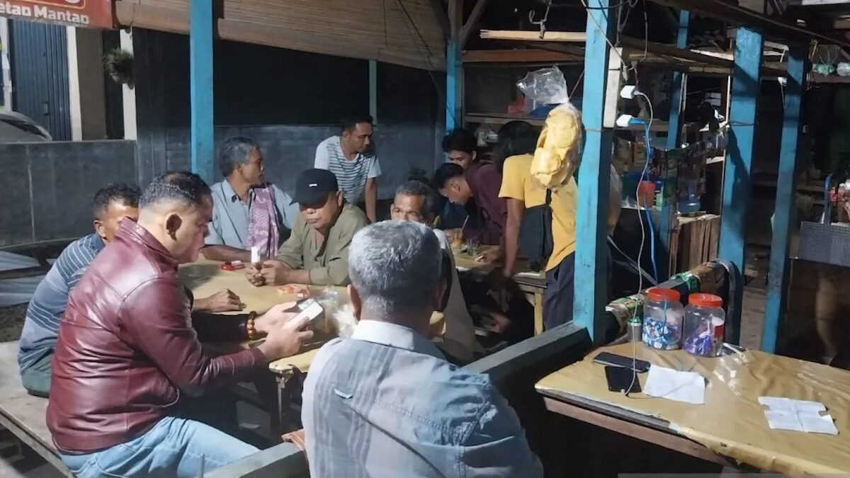Satreskrim Polres Pasaman saat mengamankan empat pelaku judi togel online warung kopi Tingkarang Jorong VIII, Nagari Taruang-taruang, Kecamatan Rao, Pasaman sekitar pada Selasa (25/2) sekitar pukul 22.15 WIB. (dok. ANTARA/Heri Sumarno)