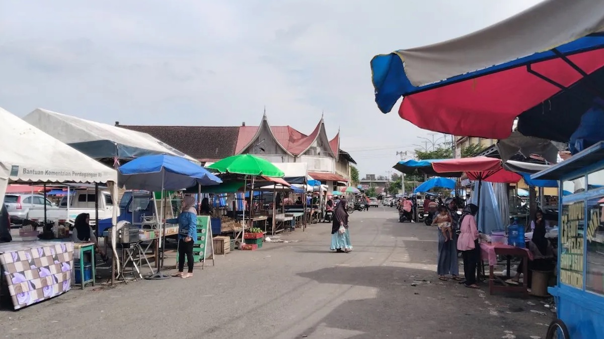 ejumlah pedagang sudah mulai berjualan di Pasar 'Pabukoan' Pasar Rakyat Pariaman, Kota Pariaman, Sumbar. (dok. ANTARA/Aadiaat M. S)