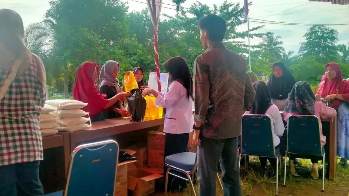 Petugas sedang melayani pembeli saat pasar murah diadakan Dinas Perindustrian Perdagangan dan Ketenagakerjaan Agam. (Dok HO/Disperindagnaker Agam)
