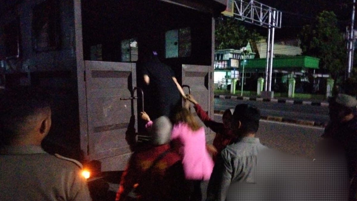 Satpol PP Padang amankan dua LC karaoke dari kafe dan tempat hiburan malam yang masih beroperasi di bulan Ramadhan. (dok. Humas Satpol PP)