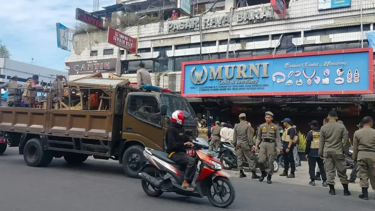Satpol PP Padang tertibkan PKL yang pakai badan jalan di Pasar Raya Padang. (dok. Humas Satpol PP Padang)
