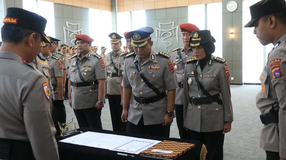 Sertijab enam PJU Polda Sumbar oleh Kapolda Irjen Gatot Tri Suryanto. (dok. Bidhumas)