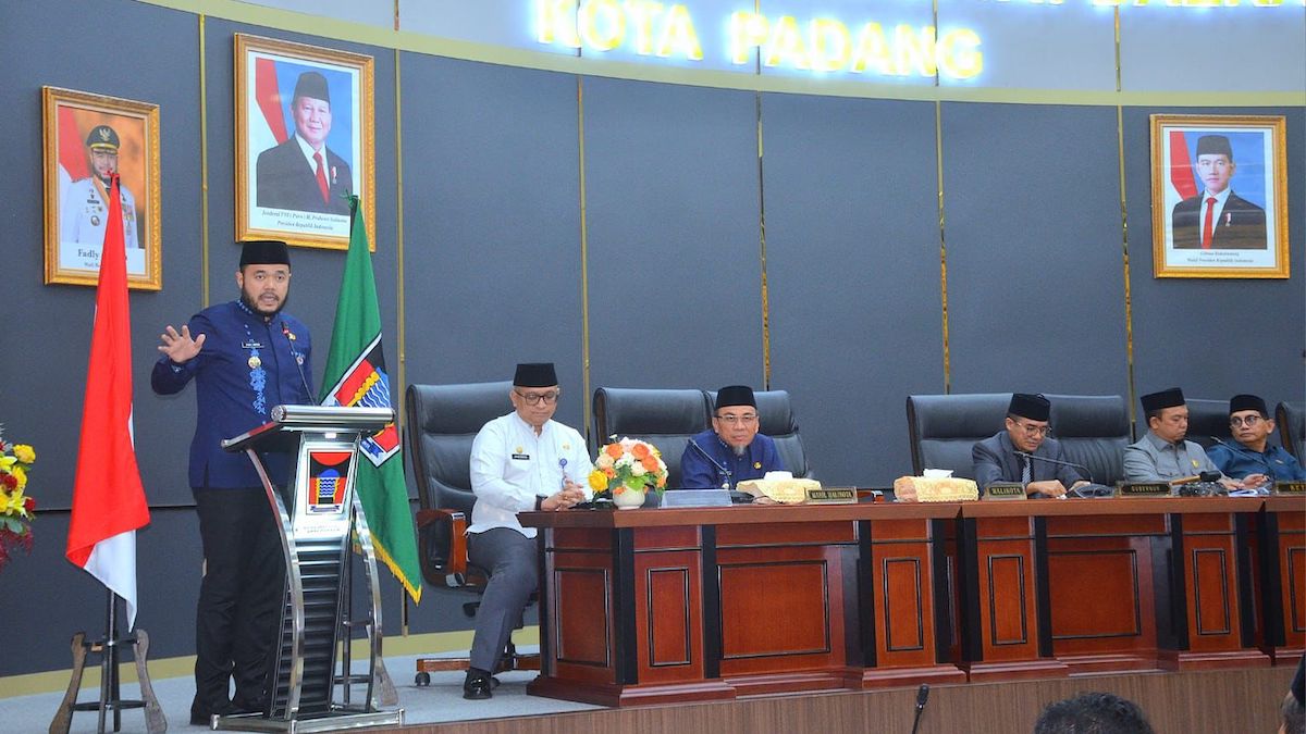 Sertijab Wako Padang dan Pj Wako di rapat paripurna DPRD Padang. (dok. Prokopim)