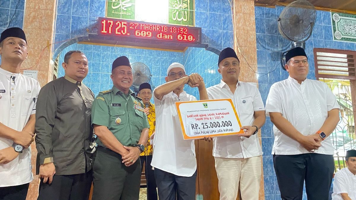 Wagub Sumbar Vasko Ruseimy serahkan bantuan untuk Masjid Raya Nurul Iman Naras. (dok. adpsb)