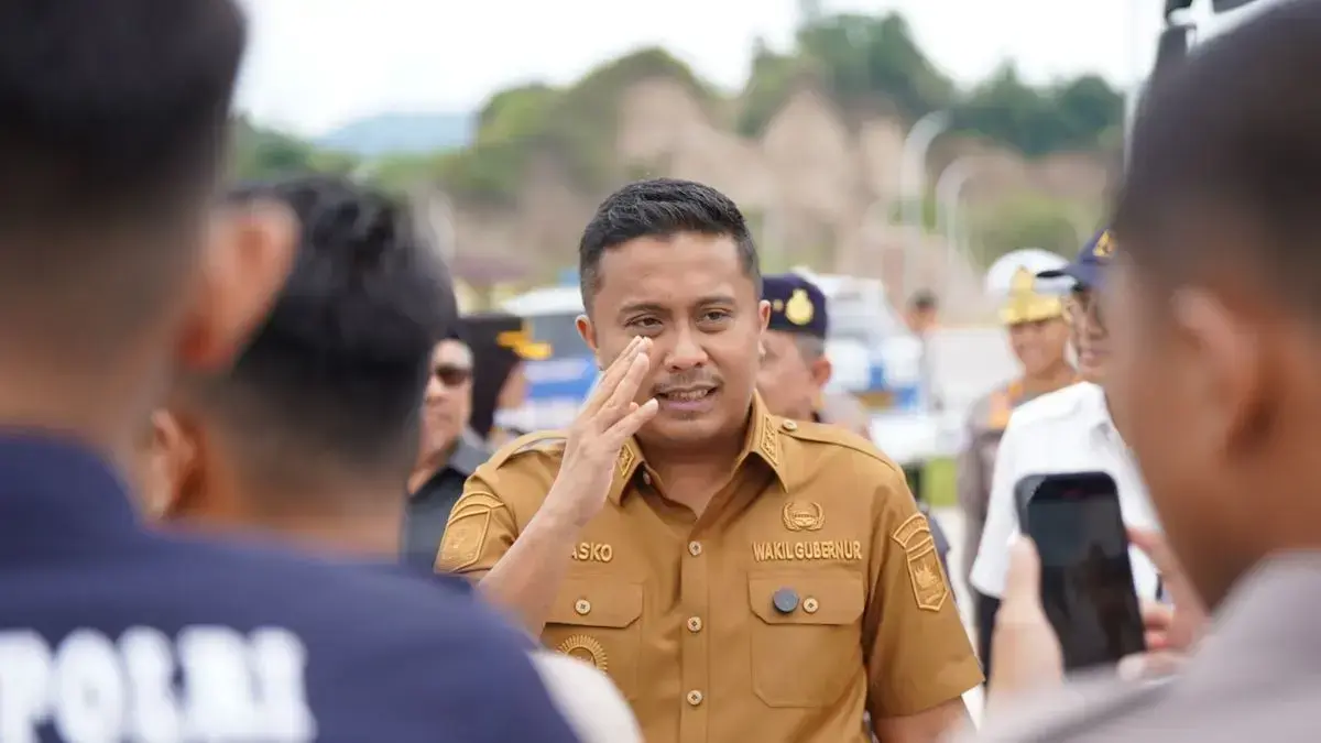 Wagub Sumbar Vasko Ruseimy saat meninjau kesiapan Tol Padang-Sicincin. (dok. adpsb)