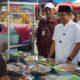 Wagub Sumbar Vasko Ruseimy cek takjil di Pasar Bandar Buek. (dok. adpsb)