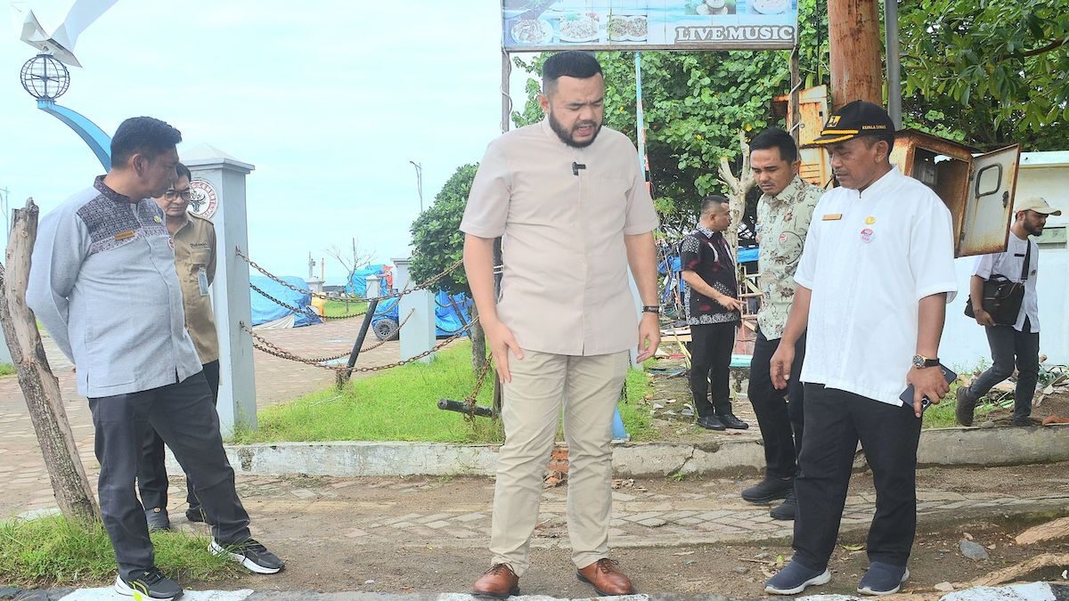 Wako Fadly Amran cek lokasi wisata di Pantai Padang. (dok. Prokopim)