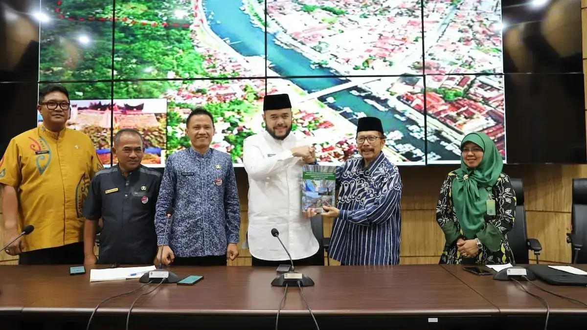 Wako Fadly Amran diskusi terkait pengelolaan daerah aliran sungai dengan stakeholder terkait. (dok. Prokopim)