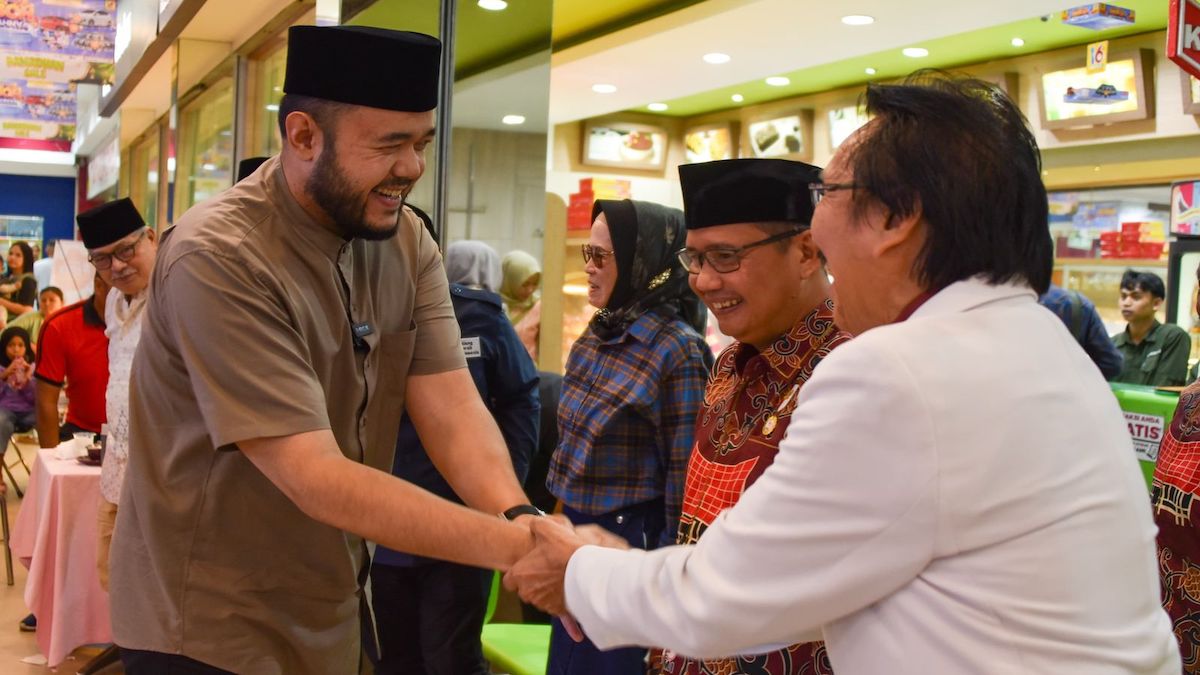Wako Fadly Amran hadir saa acara donor darah yang digelar PMI Padang di SJS Plaza. (dok. Prokopim)