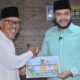 Wako Fadly Amran serahkan bantuan hibah Pemko Padang saat Safari Ramadhan di Masjid Al Jadid Pauh. (dok. Prokopim)