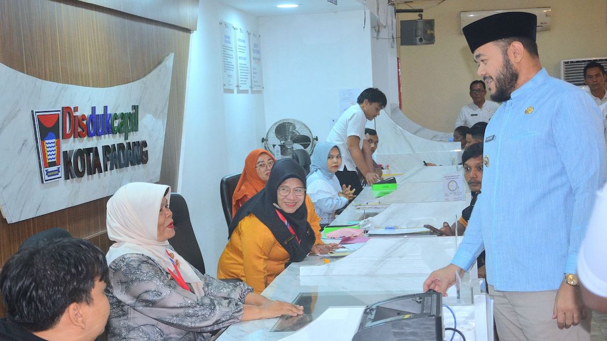 Wako Fadly Amran sidak layanan di Disdukcapil Padang. (dok. Prokopim)