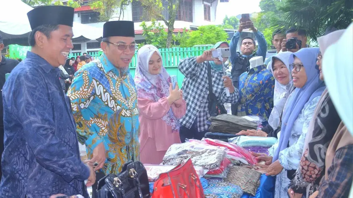 Wawako Padang Maigus Nasir melihat barang dari bazaar yang digelar dalam acara Festival Ramadan 2025 di Kantor Kemenag Kota Padang. (dok. Prokopim)