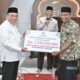 Wawako Padang menerima bantuan program Baznas saat Safari Ramadhan bersama Gubernur Mahyeldi. (dok. Prokopim)