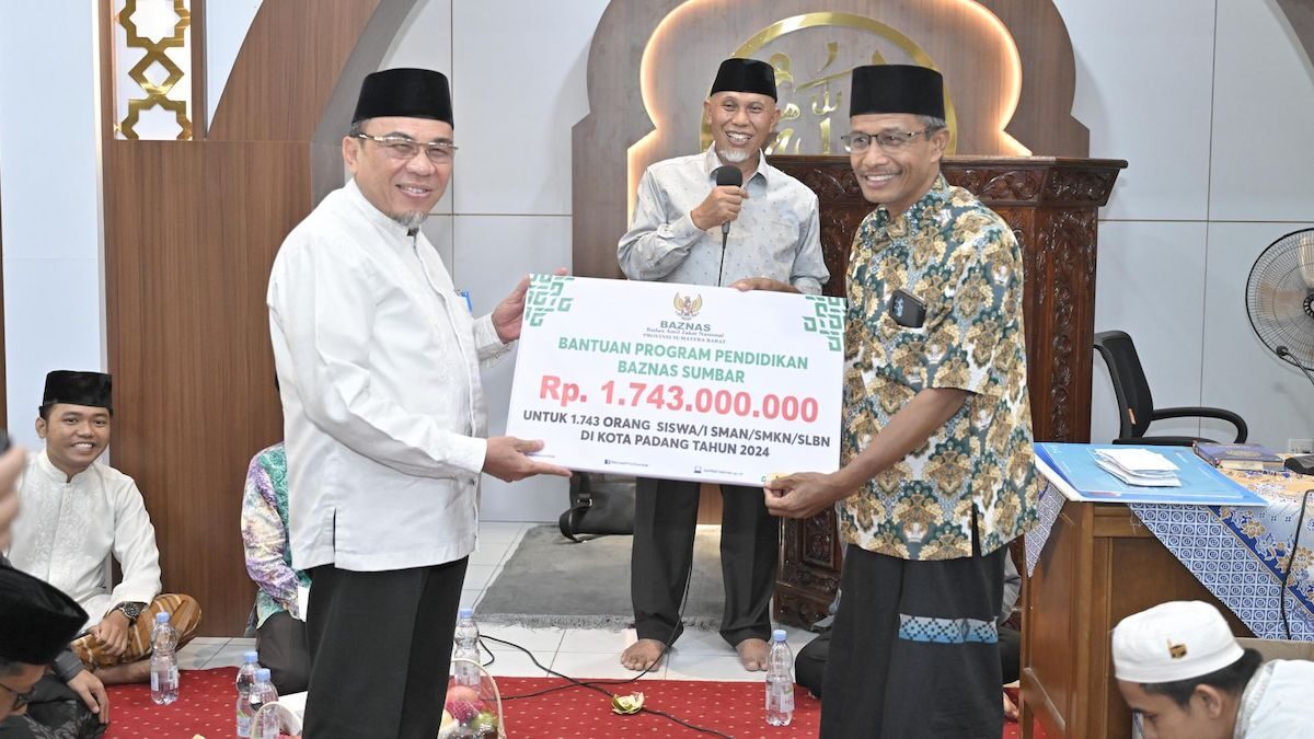 Wawako Padang menerima bantuan program Baznas saat Safari Ramadhan bersama Gubernur Mahyeldi. (dok. Prokopim)