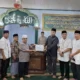 Wawako Pariaman Mulyadi serahkan bantuan hibah saat Safari Ramadhan. (dok. MC Pariaman)